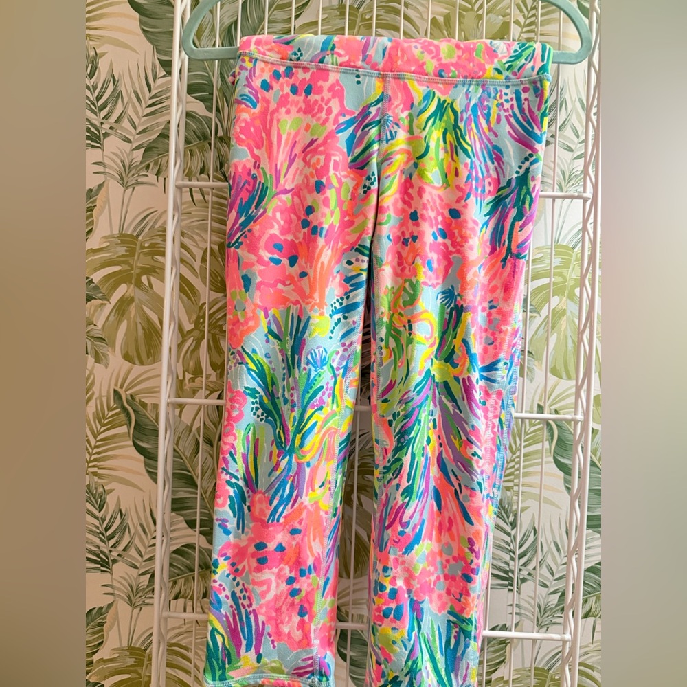 Lilly Pulitzer Luxletic Crop Leggings in Fan Sea Pants print